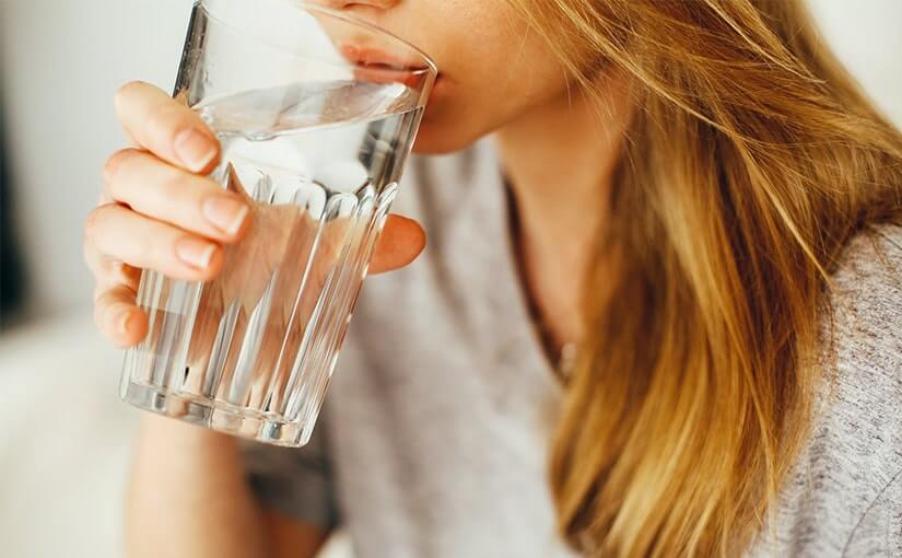 femme buvant un verre d eau
