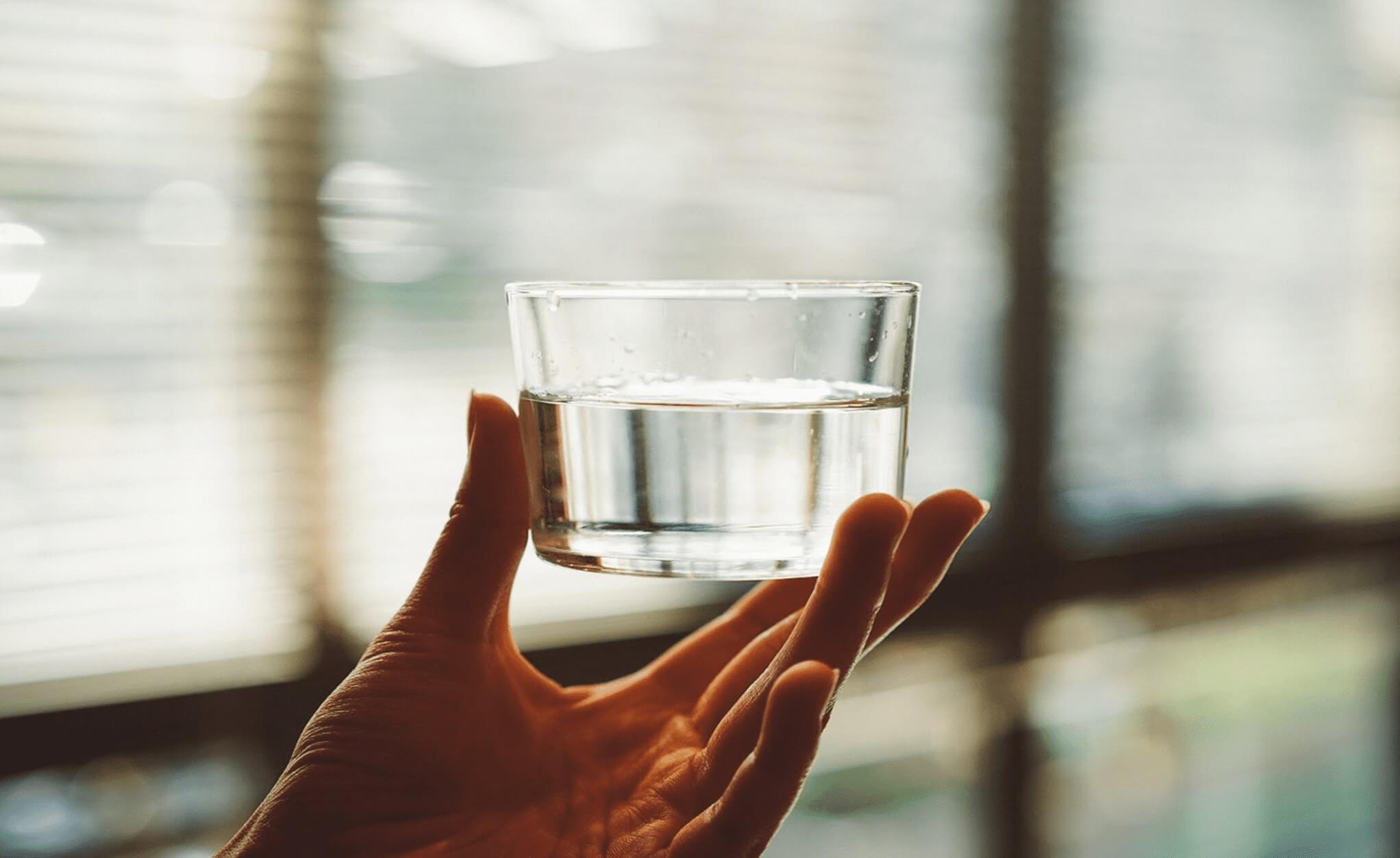 Eau minérale, de source, du robinet ou microfiltrée : quelles différences entre les eaux que l’on boit ?